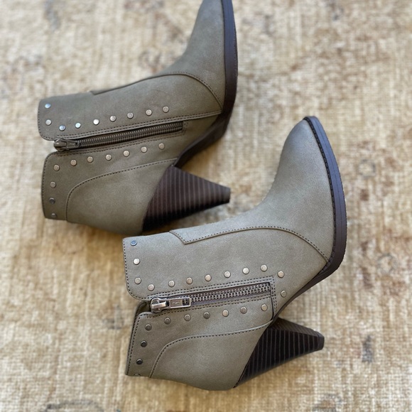 New Madeline Girl Cone Heel Moto Booties, Gray with studs size 6. - Picture 5 of 11